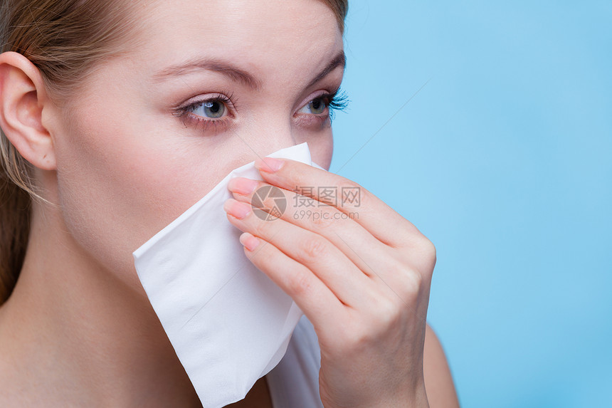 妇女用卫生纸组织擦鼻涕冷冻不舒服图片