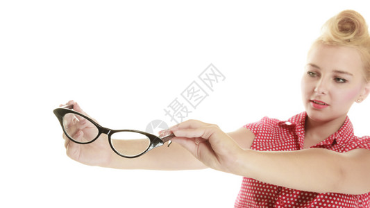 金发女孩穿着红色衬衫戴黑旧眼镜工作室被孤立金发女孩拿着复古眼镜图片