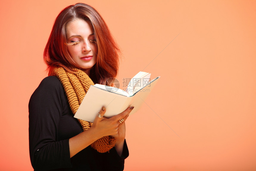 秋色时装女天学生满身长的书假橙色眼睫毛图片