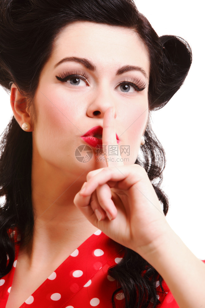 一张美丽的黑发女肖像嘴唇上有一根手指显示保持缄默安静图片