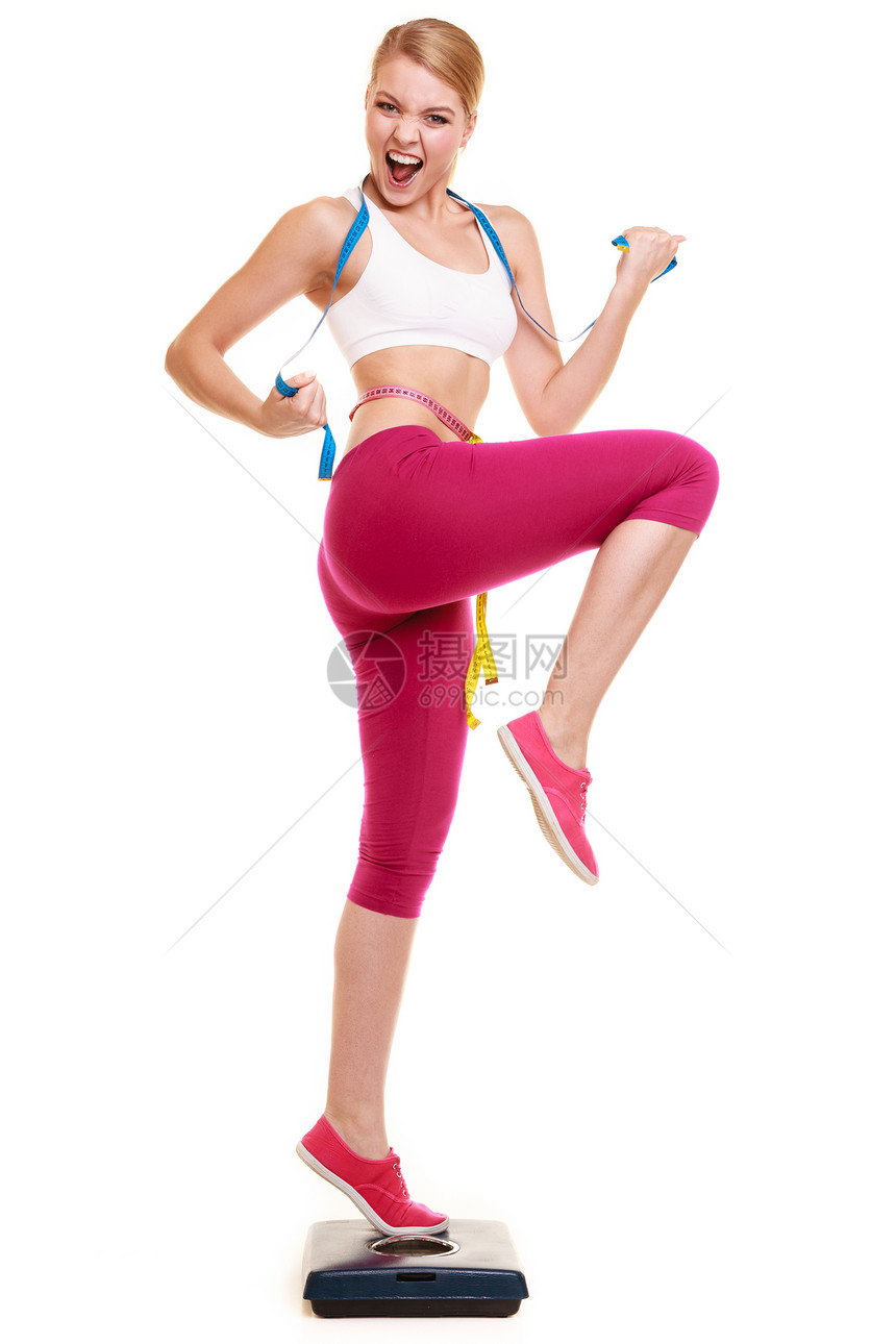 成功攀登和减肥快乐的年轻女孩用磁带测量重缩紧的拳头健康生活方式概念孤立在白色上女紧握拳头测量重图片