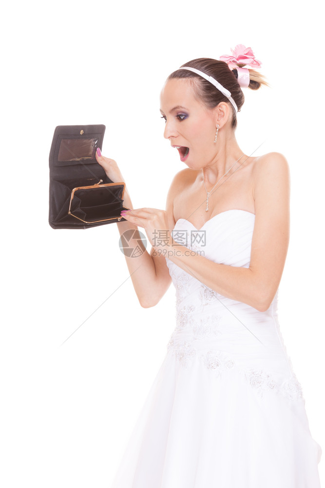 带着空钱包的惊喜新娘拿着钱包寻找现金的年轻女孩结婚费用支出财政概念穿着白色婚纱的妇女孤立在白色背景中身穿白色婚纱的妇女带着空钱包图片