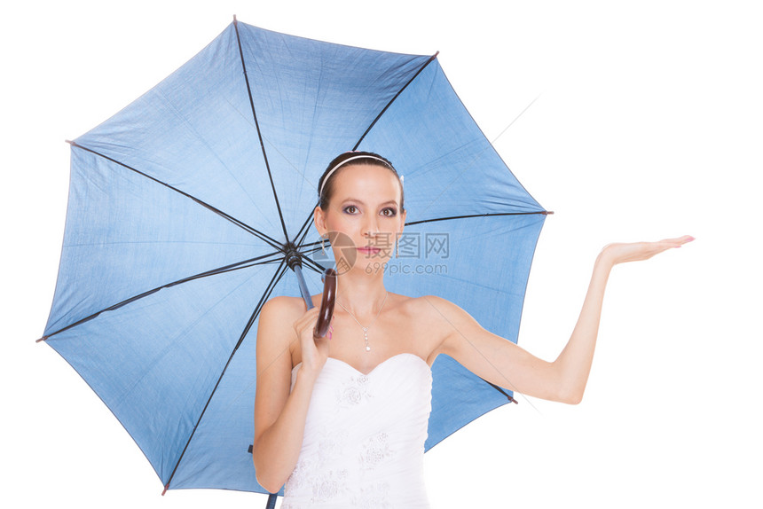 带着蓝色雨伞的白裙子漂亮新娘妇女怀着鲜艳的笑年轻女孩在下雨的婚礼当天带着开阔的棕榈来复制空间孤立在白色背景上带着白裙子的漂亮新娘图片
