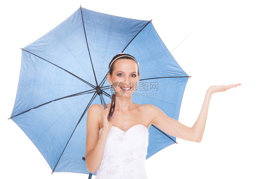带着蓝色雨伞的白裙子漂亮新娘妇女怀着鲜艳的笑年轻女孩在下雨的婚礼当天带着开阔的棕榈来复制空间孤立在白色背景上带着白裙子的漂亮新娘图片