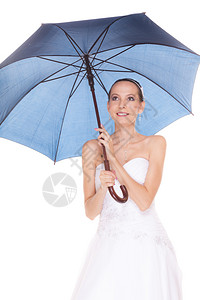 穿着白色婚纱戴蓝伞的漂亮新娘图片