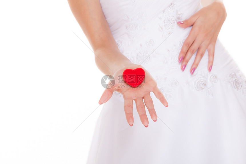 新娘手中的订婚戒指盒女手掌握珠宝的近亲女新娘手中的订婚戒指盒图片
