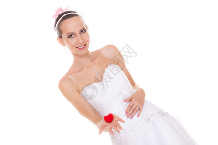 带着订婚戒指盒的欢快新娘穿着白色婚纱的奇异女人孤立在白色背景的婚纱中图片