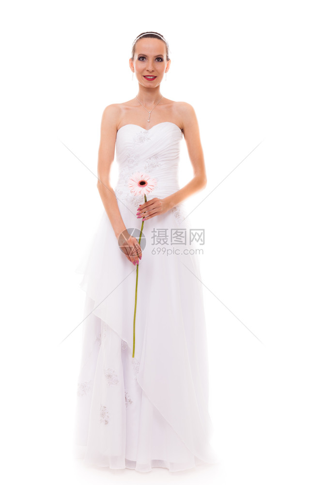 美丽的金发女郎肖像年轻有魅力的新娘穿着正式的白礼服与粉红色的花朵Gerberadasy隔离图片