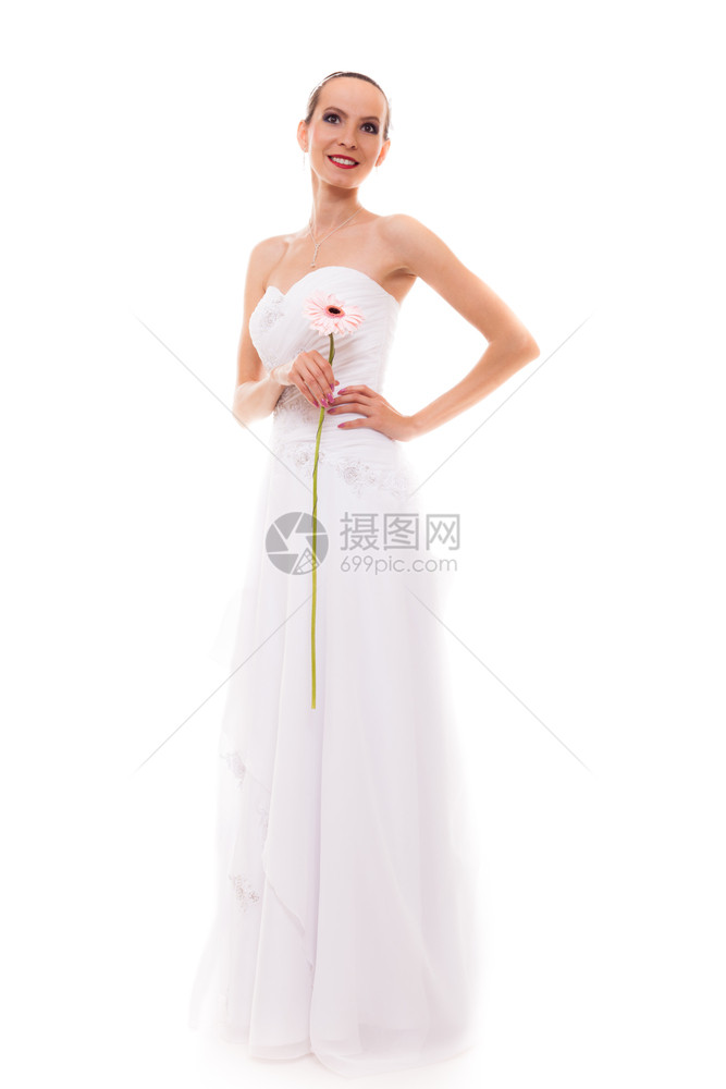 美丽的金发女郎肖像年轻有魅力的新娘穿着正式的白礼服与粉红色的花朵Gerberadasy隔离图片