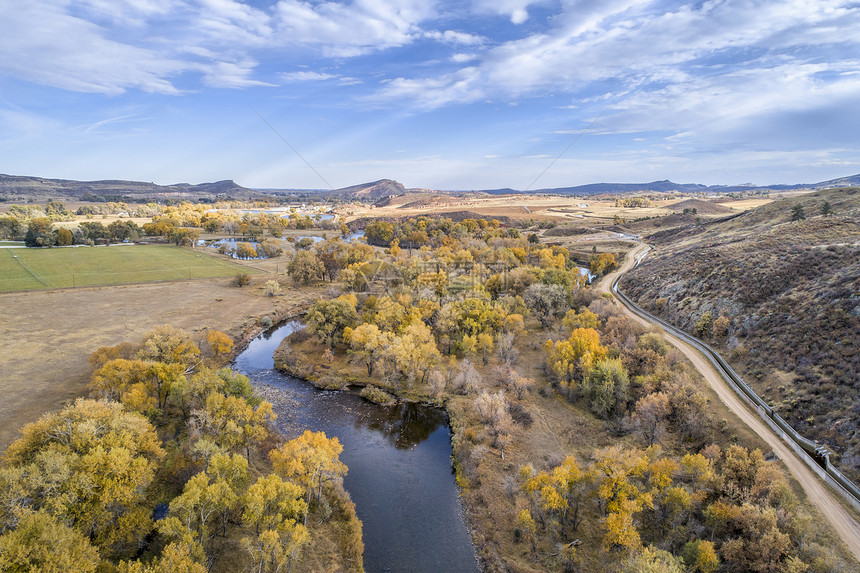 CachelaPoudr河和科罗拉多州福特柯林斯堡上山脚丘的分水沟CharlesHansenCanal空中及秋幕风景图片