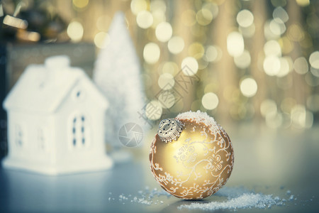 圣诞装饰有球和雪关闭图片