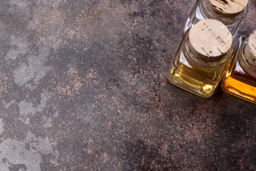 具有复制空间的生锈背景橄榄油和醋瓶子图片