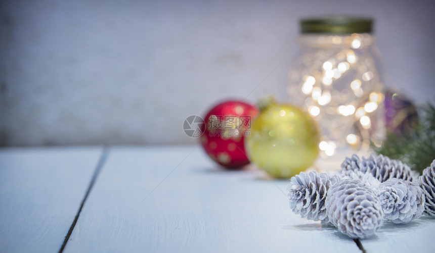白色背景的时装圣诞饰品木背景的圣诞节装饰品图片