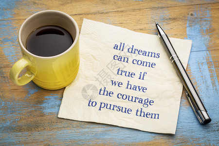 追寻梦想字体排版如果你有勇气去追寻梦想所有都能成真手写在餐巾纸上一杯咖啡背景