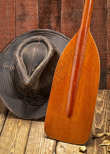 木制刀划独舟和风湿的外背帽子与生锈的谷仓木图片