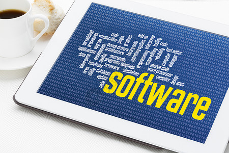 花体字零一二进制背景上的计算机软件体字云带有咖啡杯的数字平板电脑背景