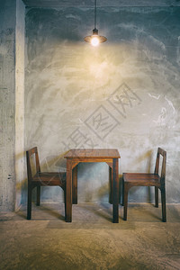 餐桌上的木制椅和有灯光的餐桌椅图片