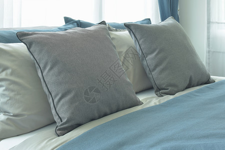 蓝色床铺风格的上枕头图片