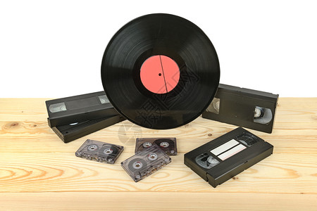 木制桌上的乙烯盘音频盒片和视的构成图片