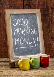 早上好星期一的标志黑板上白粉笔迹咖啡杯的与生锈谷仓木图片