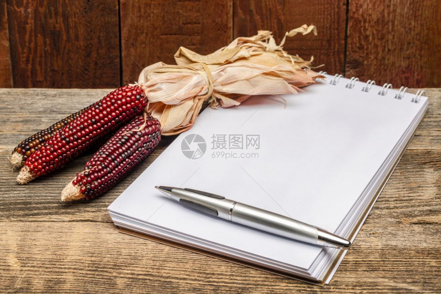 带笔和装饰玉米的空白艺术素描本图片