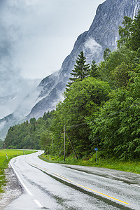 穿过挪威山的通路雾雨日美丽的绿色夏季风景旅行和游图片