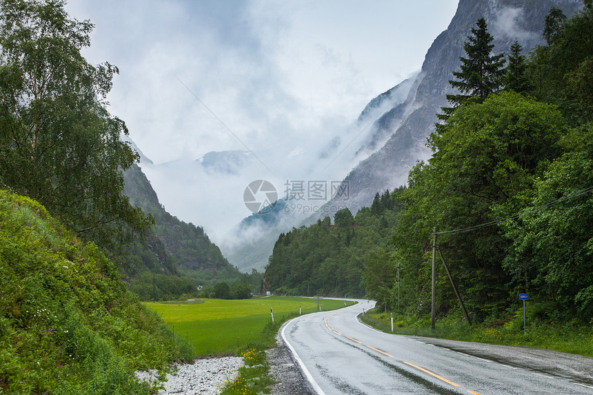 穿过挪威山的通路雾雨日美丽的绿色夏季风景旅行和游图片