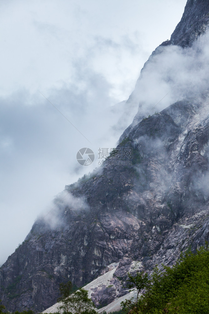 挪威远足区夏季风景优美的山地观由雾的雨天形成挪威雾的山地景观图片