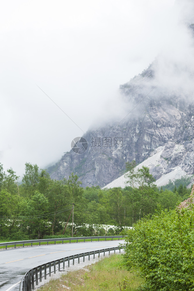 穿过挪威山的通路雾雨日美丽的绿色夏季风景旅行和游图片