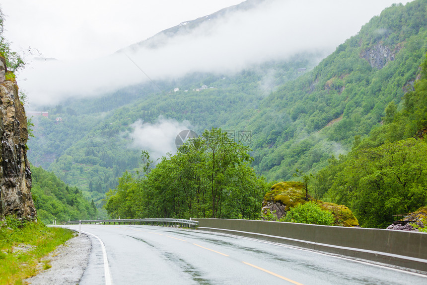 穿过挪威山的通路雾雨日美丽的绿色夏季风景旅行和游图片