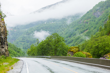 穿过挪威山的通路雾雨日美丽的绿色夏季风景旅行和游图片