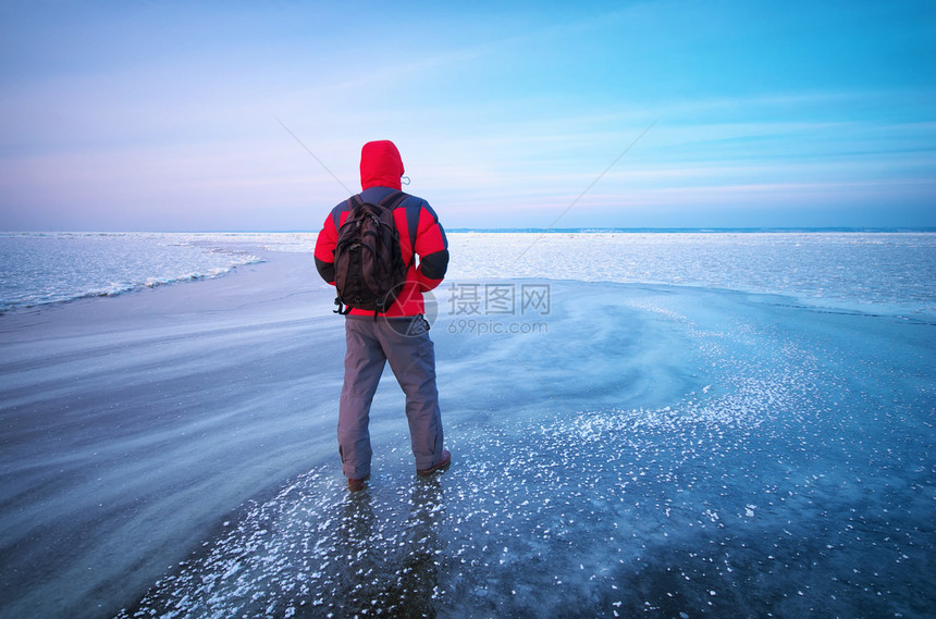 人类和冬天的冰自然构成图片