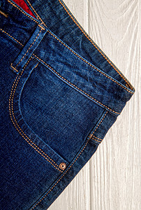 古典蓝色牛仔裤前口袋紧贴在浅色背景上经典蓝色牛仔裤图片