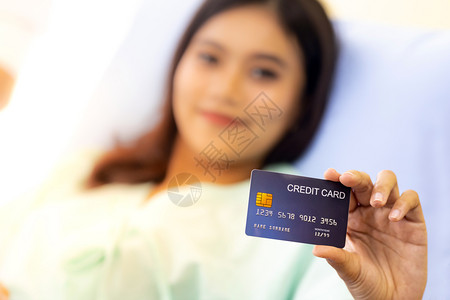 在医院病房床铺有信用卡的年轻成女病人图片