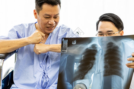 医生向高级病人及其亲属解释X光检查结果图片
