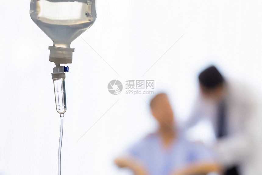 在住院室安装静脉输液滴盐背景有病人和医生图片