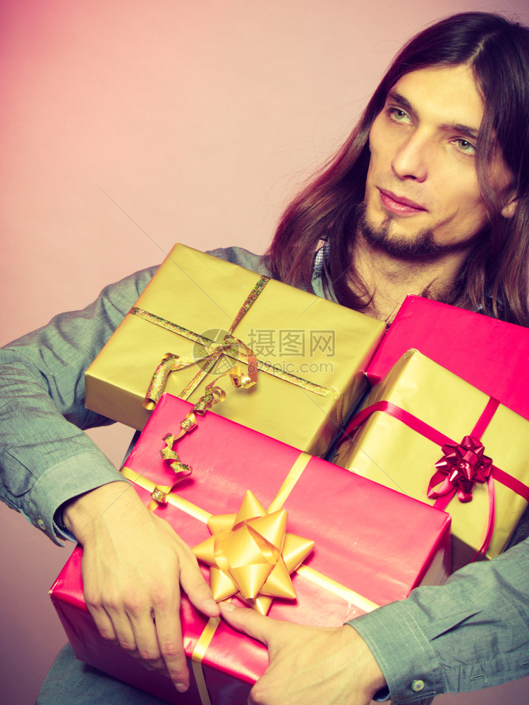 假日圣诞节冬季和特殊场合年轻英俊的时尚男子拿着许多礼物盒带着许多礼物盒的人图片