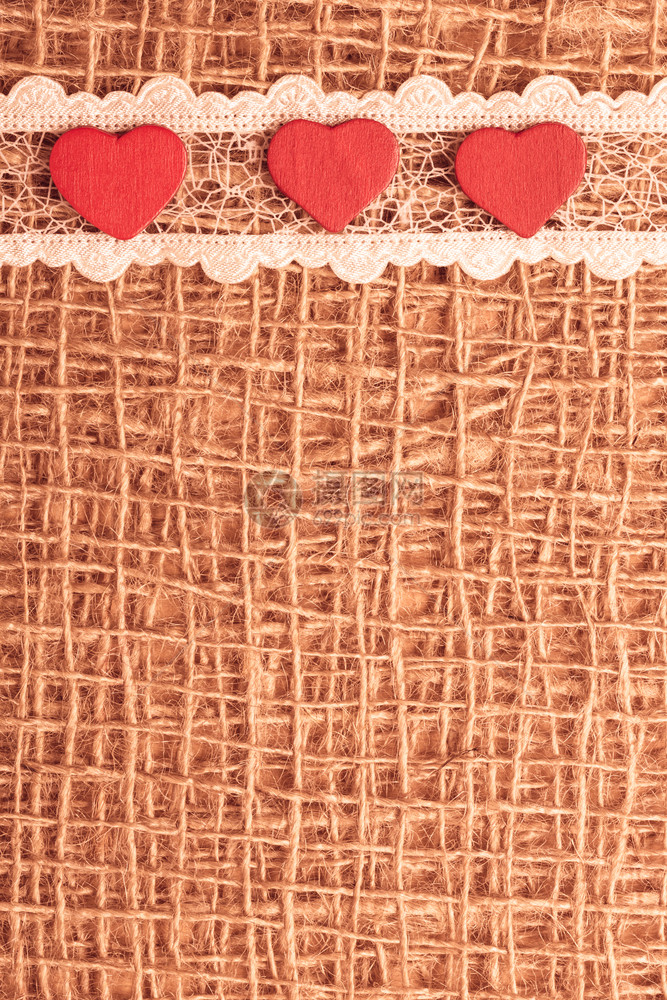 情人节或婚礼概念红色装饰心胸带印有复制空间的锈皮布背景图片