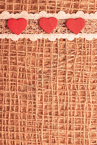 情人节或婚礼概念红色装饰心胸带印有复制空间的锈皮布背景背景图片