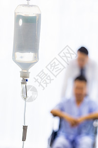 在住院室安装静脉输液滴盐背景有病人和医生图片
