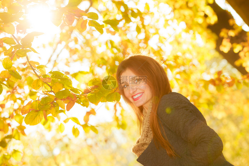 树叶和中有吸引力的女孩秋天自然和时尚概念树叶中有吸引力的女孩图片