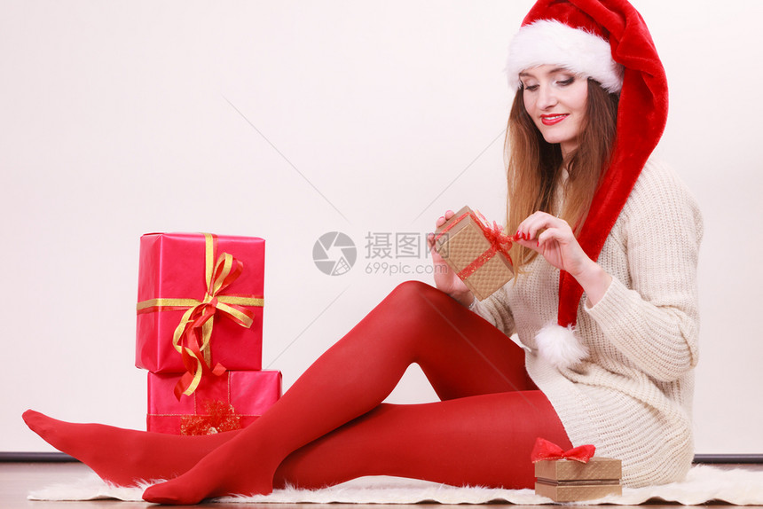 穿着圣诞装饰的年轻女孩带彩盒礼物的女人圣诞老节庆日放松生活方式概念图片
