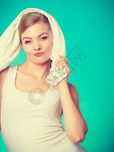 带着毛巾的笑女人着玩乐工作室拍着蓝底照肩膀上戴着毛巾的女人笑图片