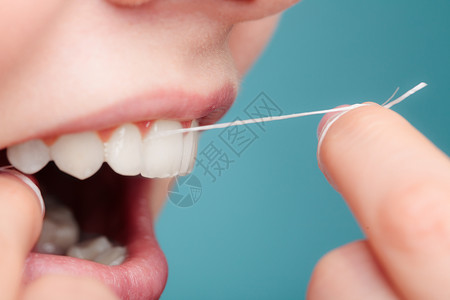 口腔卫生和保健微笑的妇女使用牙齿线白健康图片