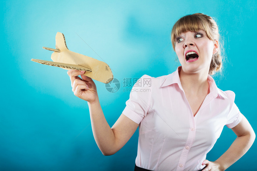 商业妇女手持纸飞机图片
