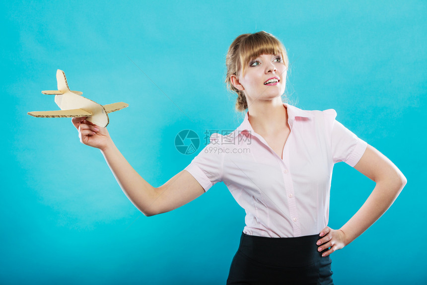 商业妇女手持手工纸飞机图片