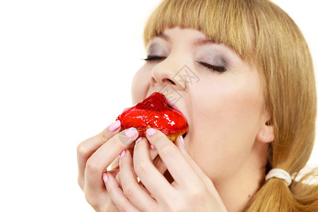 女人手握蛋糕吃着不健康的垃圾食品吃着甜点不健康的垃圾食品背景图片