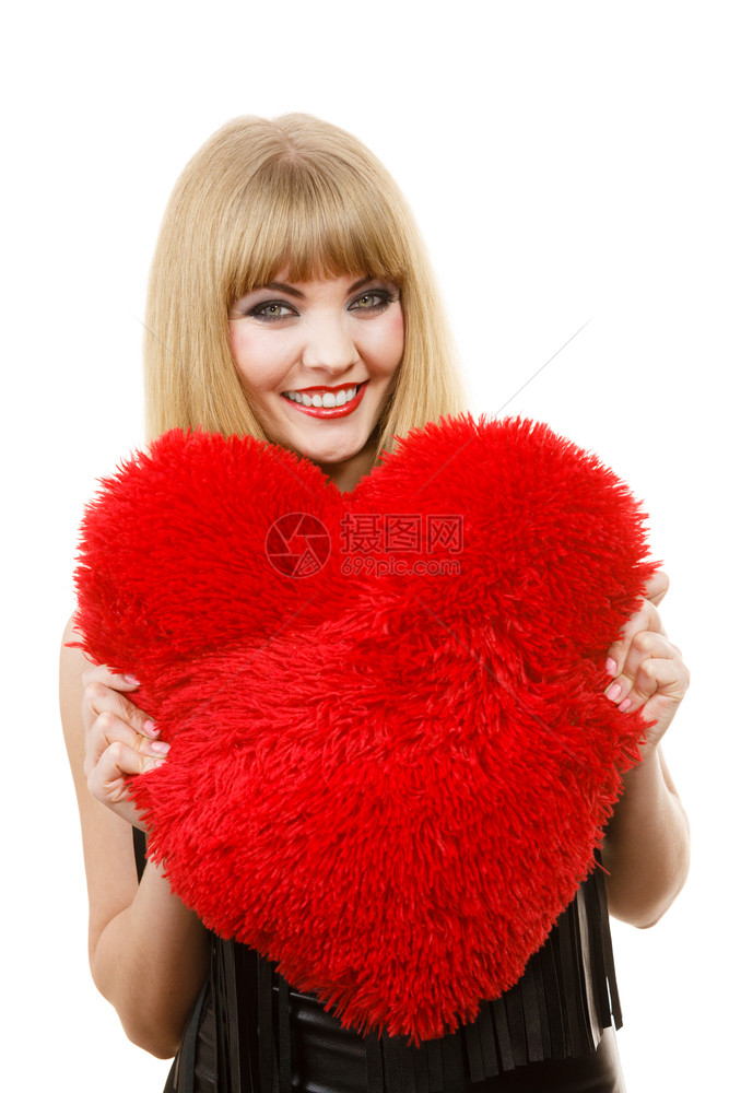 穿着红色心爱符号的口演播室拍的是白色情人节快乐概念穿着红色心爱符号的漂亮女孩图片