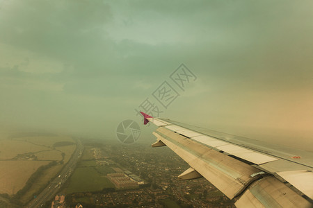 从飞机窗口看到城市视图图片