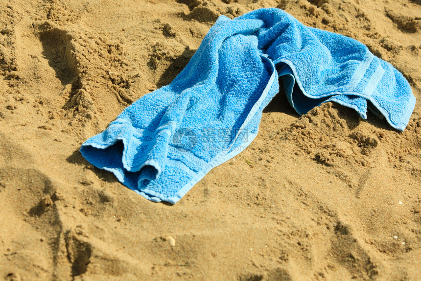 在沙滩上紧贴蓝毛巾假期和放松坦尼格图片